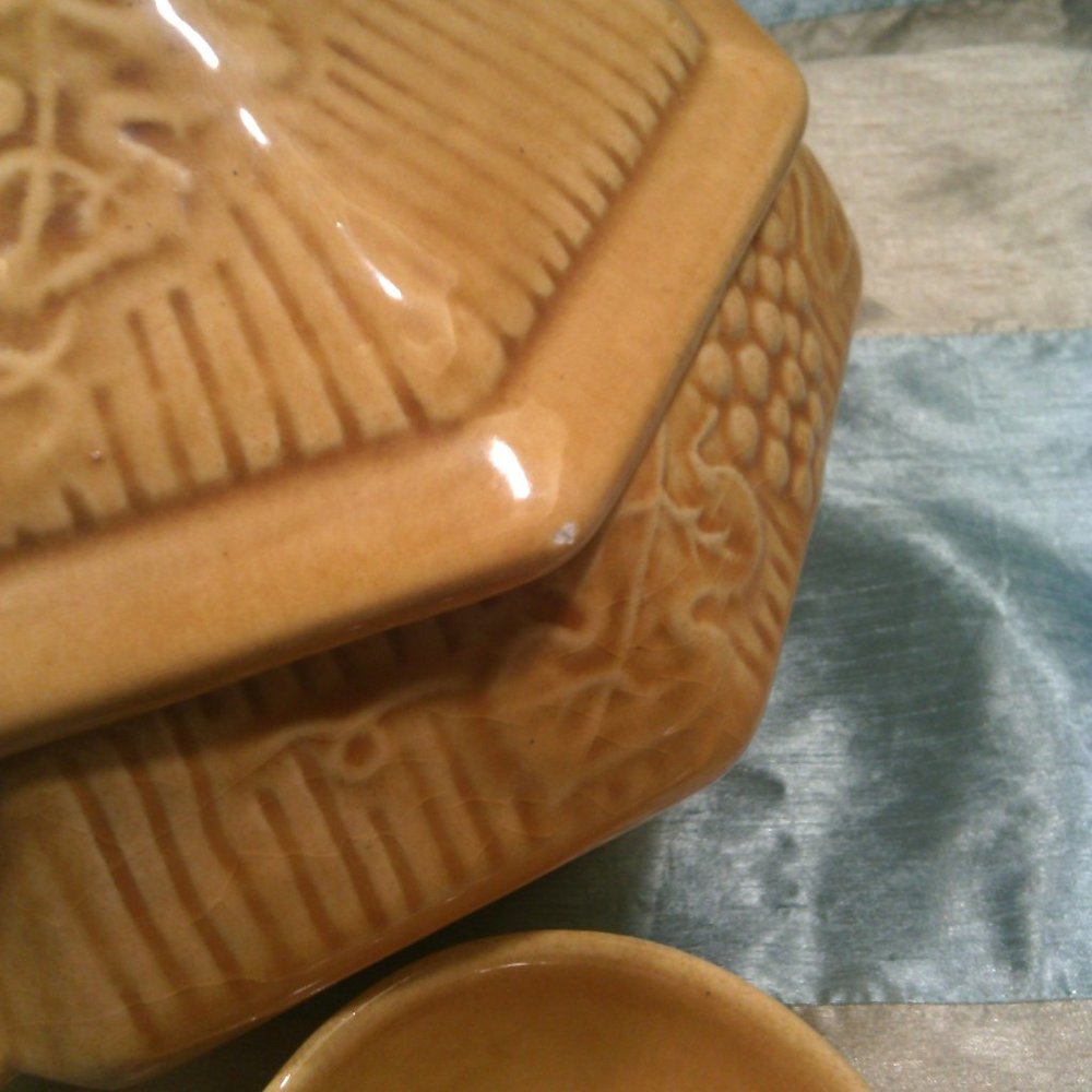 Vintage Golden Yellow Soup Tureen With Ladlle ( Marked Calif USA 410 ) - Picture 9 of 10